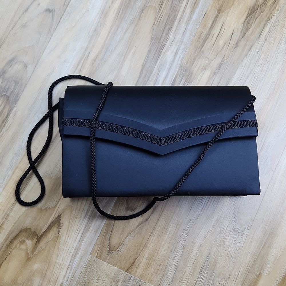 🔹️La Regale Black Smooth Crossbody Purse